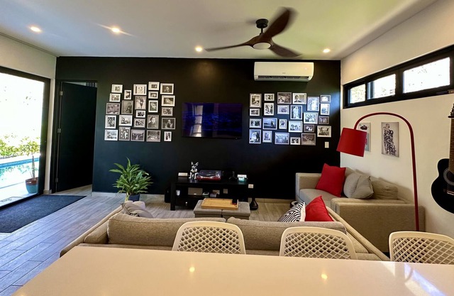 Modern home in quiet neighbourhood of bustling Costa Rica town
