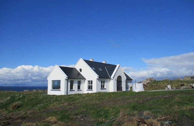 Modern Home in a spectacular setting surrounded by the ea, Islands and Peace