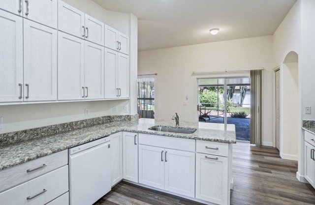 Modern home near US-301/I-75 in Riverview. Pets and family friendly!
