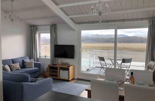 Modern home with spectacular sea/estuary and mountain views