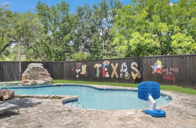 Modern house by ATT,6 flags-DFW-downtown Dallasnn
