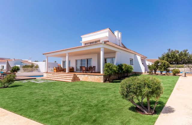 Modern house for your holidays on the seafront