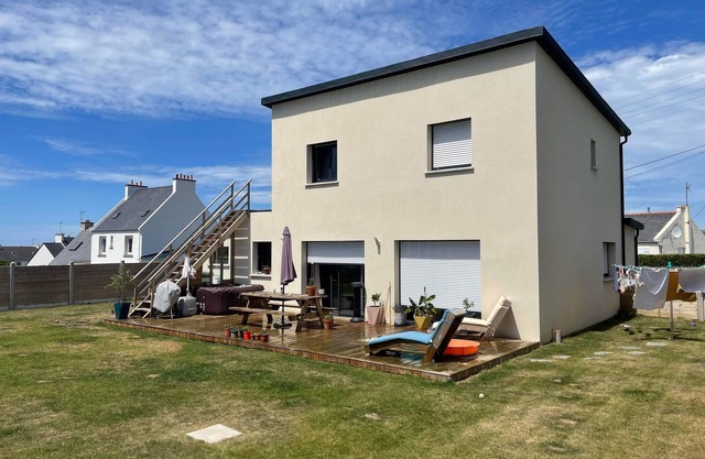 Modern house with jacuzzi just a stone's throw from the beach
