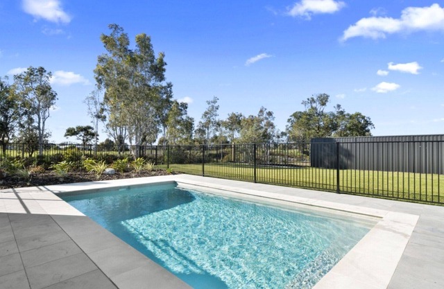 MODERN HOUSE OVER LOOKING THE GOLF COURSE
