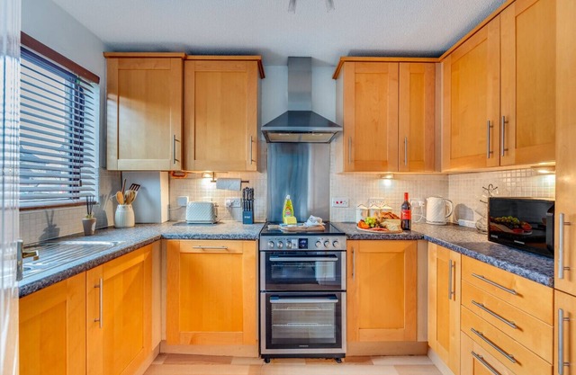 Modern House Sleeps 5 Free Parking Smart TVs Fast WiFi