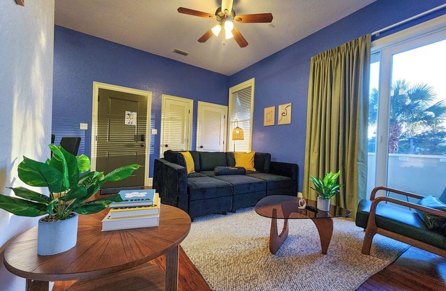 Modern King bed Haven/Free parking, Pool, Balcony