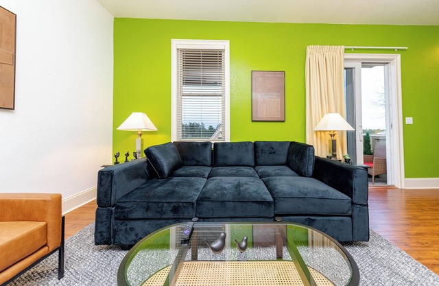 Modern King bed Haven/Free parking, Pool, Balcony