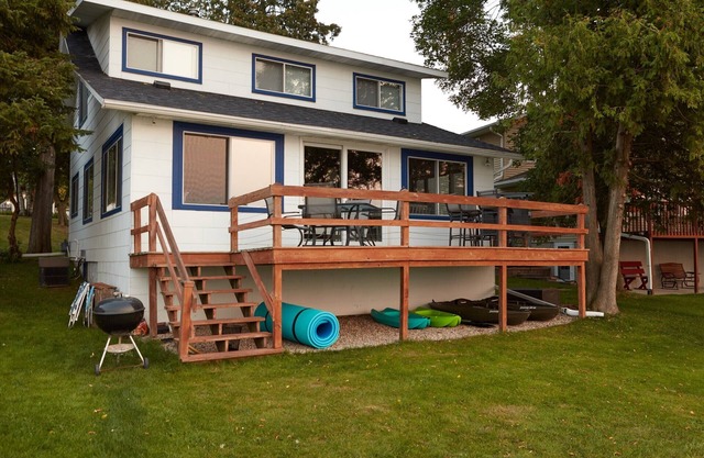 Modern lakefront cottage. 30 minutes to Lambeau Field! Bonfires, fishing, & more