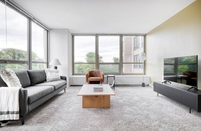 Modern Lakeview 2BR w/Deck, Pool & Gym, nr Lincoln Park, by Blueground
