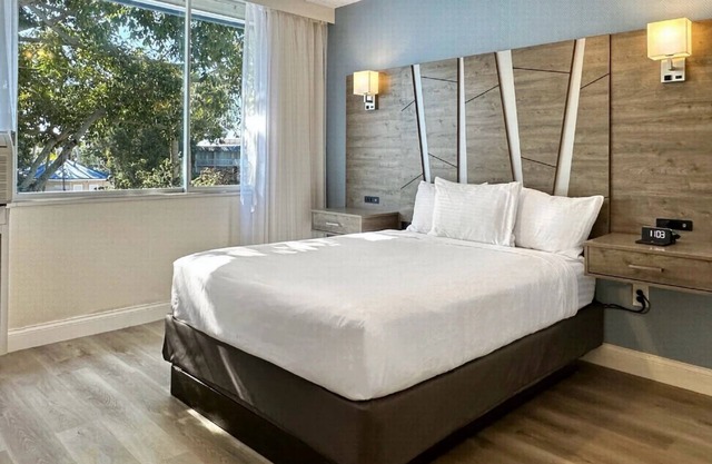 Modern Lavish Unit w/Balcony, Resort Amenities - Onsite dining, St. Pete beach