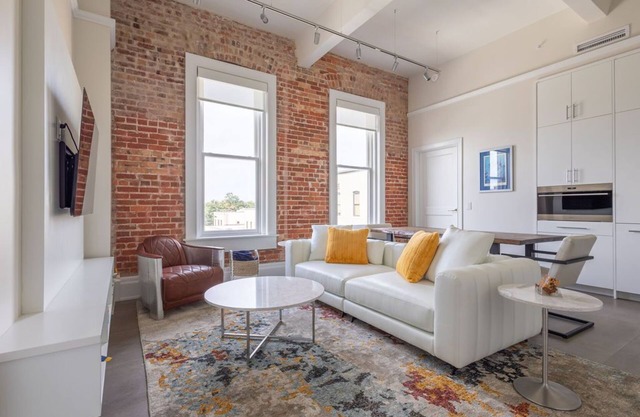 Modern Loft, Historic Streets- 2 bed/2 bath