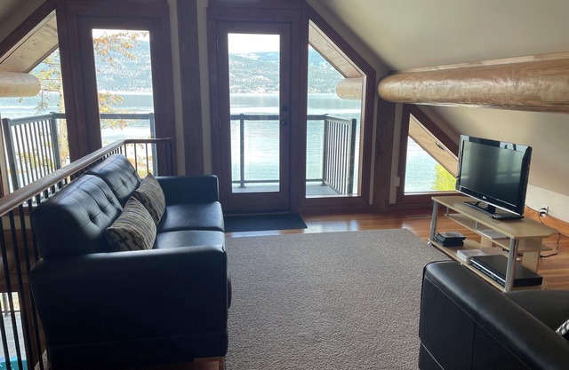 Modern Log Cabin on Okanagan Lake, Private Beach, Large Dock and Boatlift