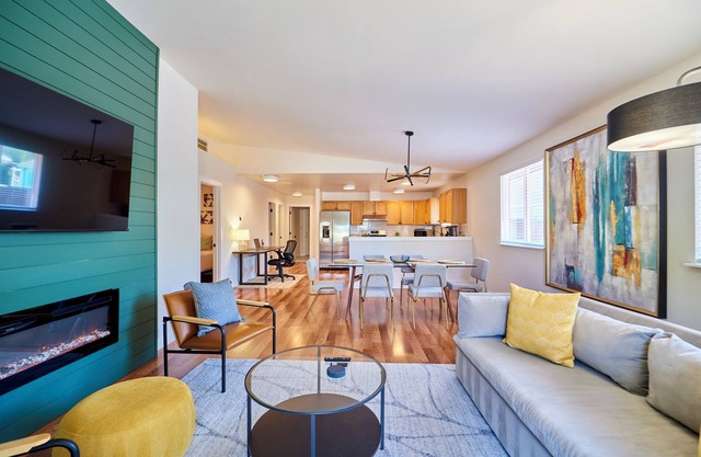 Modern LUX 4 bdrm - Near Mall, Boeing, Paine Field & Eateries!