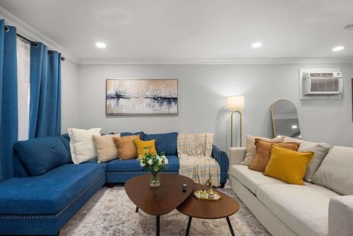 Modern Luxe 2BR King Suite Easy trip to NYC