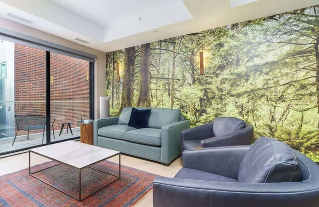 Modern & Luxe Flat on Trendy Tennyson Street