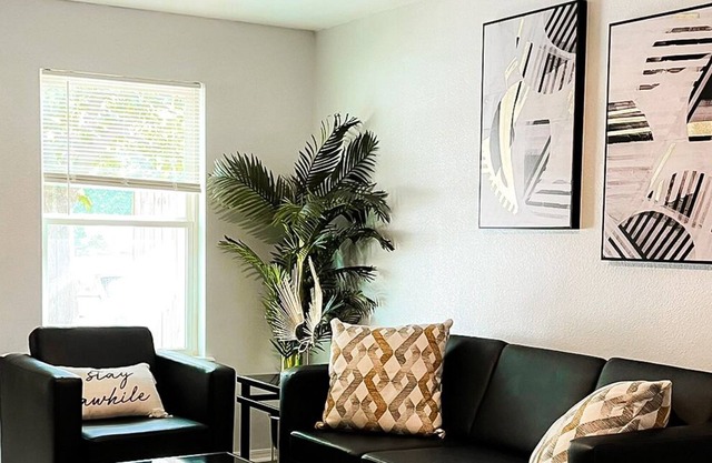 Modern luxurious condo - 5mins to Lake & Mall