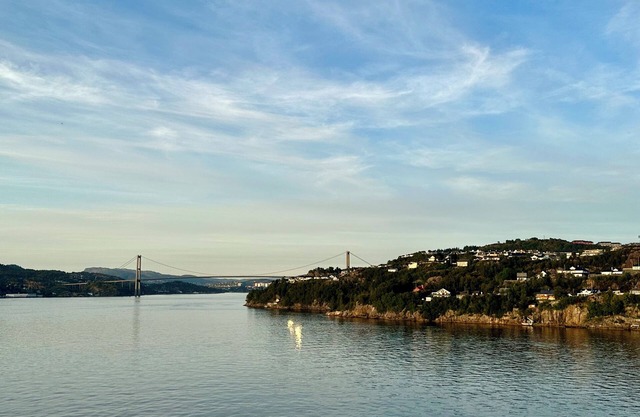 Modern Luxury Apartment by Waterfront