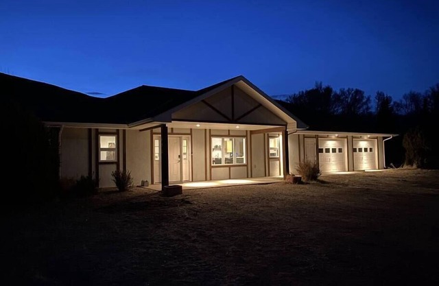 Modern Luxury Home on the River w/3 Bedrooms