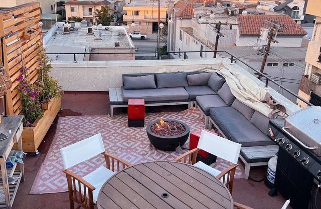 Modern Luxury Townhouse With Panoramic Views!