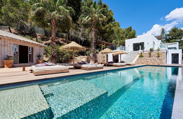 Modern luxury villa with stunning views with pool and in an excellent location
