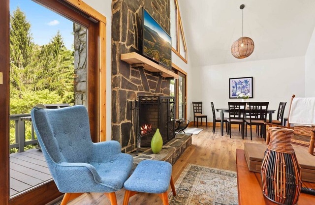 Modern Mountain Escape 10 minutes to West Jefferson.