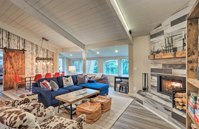 Modern Mountain Escape on Golf Course with Hot Tub!