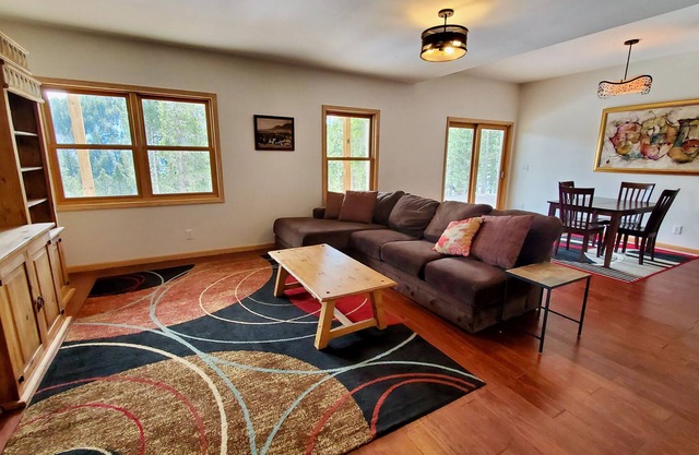 Modern Mountain Living: Relaxing and Cozy Retreat (or Remote Work base)