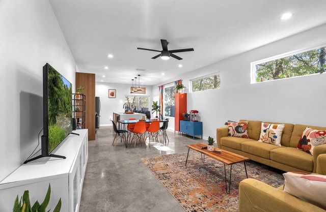 🌺 MODERN NATURE - 2 STORY DOWNTOWN DELIGHT 🌼