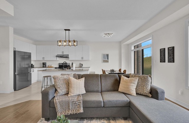 Modern Nest - 4 BR House, 5 Beds, 2.5 Baths, 3 Park