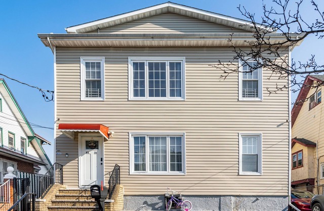 Modern NYC Escape – Walk to Subway, 15 Mins to JFK/LGA, 30 Mins to Manhattan!