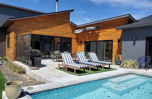 Modern Oasis with pool, close to downtown and airport
