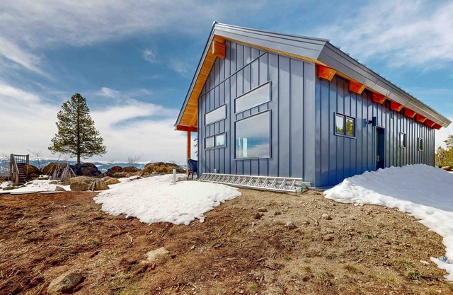 Modern off grid cabin with stocked kitchen & private mountain view- dog friendly
