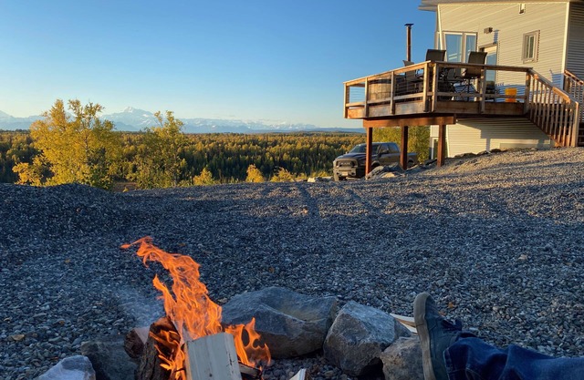 Modern off the grid home with Epic Denali View