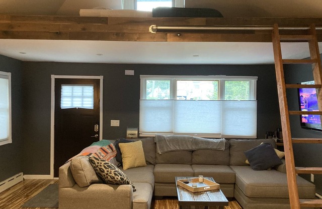 Modern One Bedroom, private fenced yard