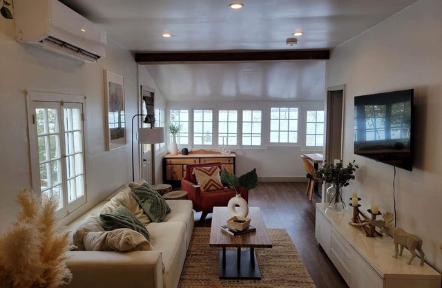 Modern Peaceful Lakefront Cabin
