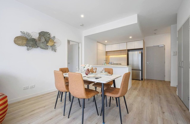 Modern Penrith Apt 2BR w Ensuites, WIR, Parking & Sofa Bed