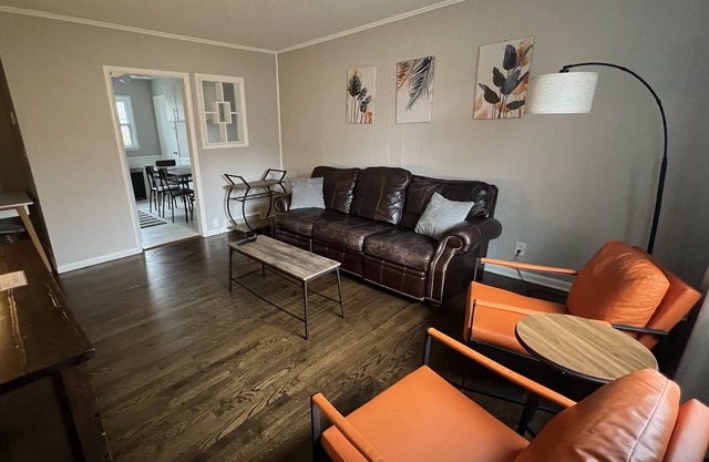 Modern, Pet-Friendly Home minutes from downtown Shawnee