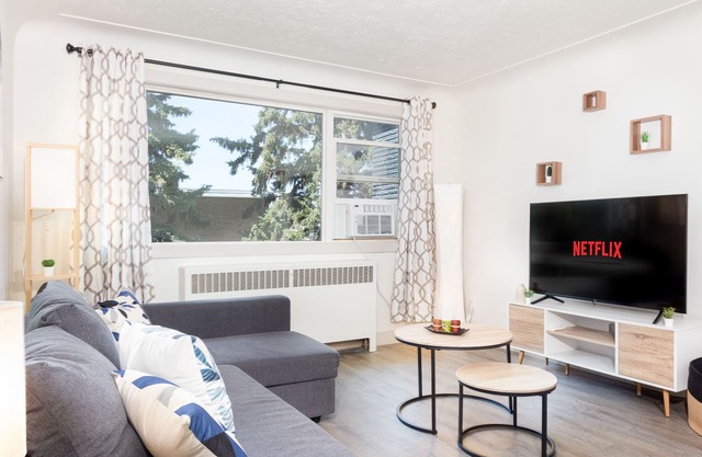 Modern & Private 1-Bedroom Unit with A/C & parking