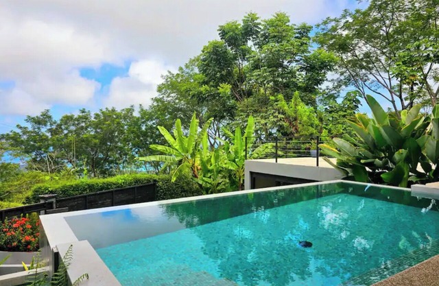 Modern, private & unique ocean view! Mountain Adventure Awaits