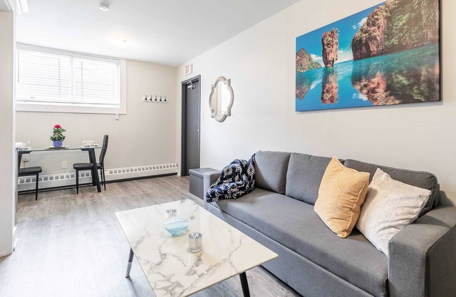 Modern Queen Bedroom Apartment - Prime Location!