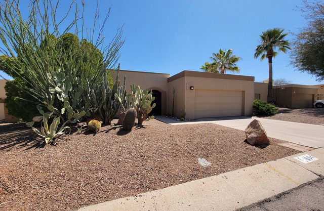 Modern ranch house in East Tucson is set up for a perfect temporary stay