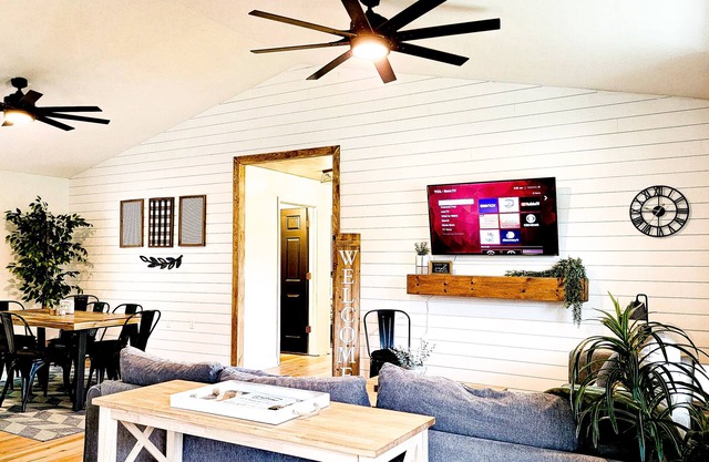 Modern Red River Gorge Vacation Home Fiber WiFi + W/D