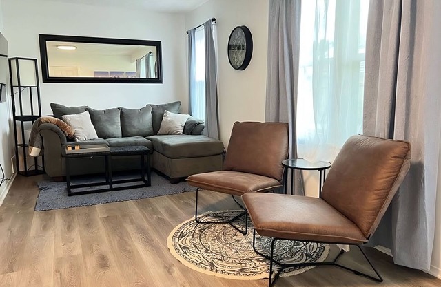 Modern & Renovated 3B/1B Home - Quiet & Cozyn