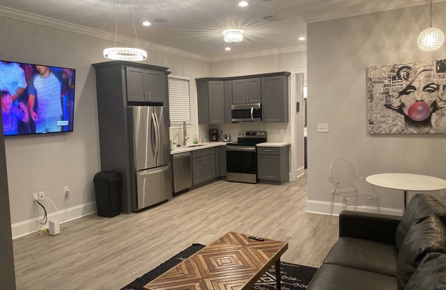 Modern Retreat - Convenience So Sweet. Minutes to Mardi Gras, Festivals and Fun!