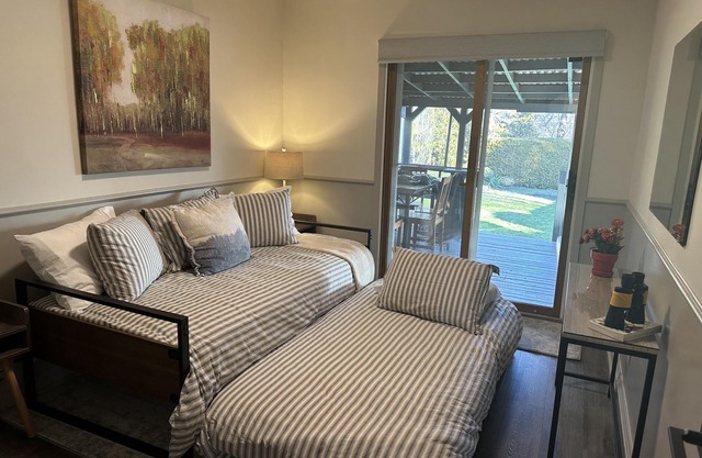 Modern retreat in the city w/firepit, covered back porch, in suite laundry, WFH,