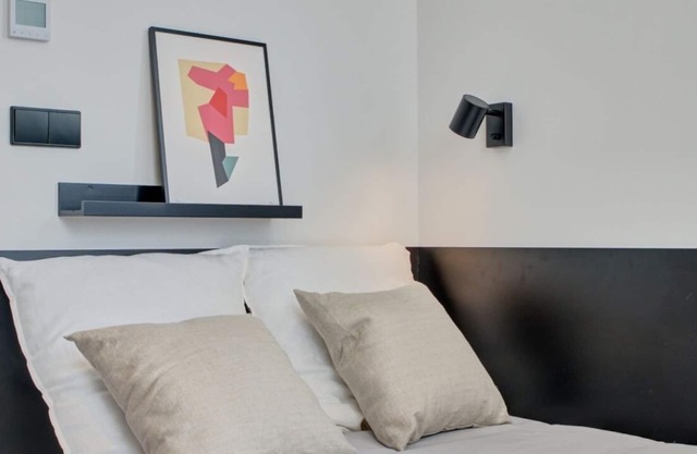 Modern Room with High-Speed Wi-Fi in Pamplona