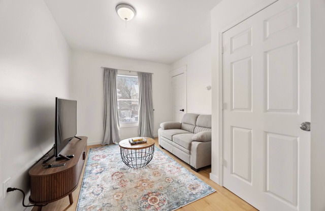 Modern Serenity Stay w/king Bed, WIFI and Central Air 1 & 1/2 baths!