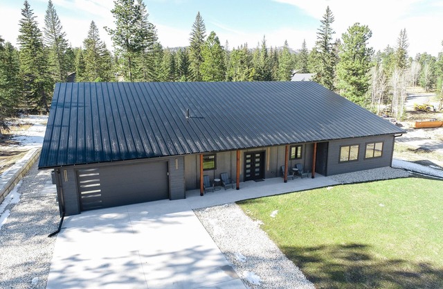 Modern Single-Level Property w/Covered Patio, Fire-Pit, Hot Tub, Open Plan!