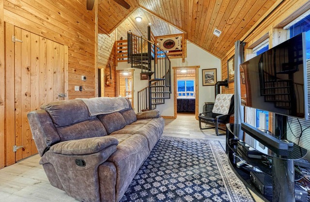 Modern Smart Cabin. Xbox, 2 TVs, Mountain Views & 18 Hole Frisbee Golf Course!
