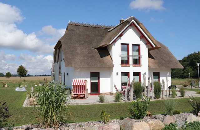 Modern, spacious holiday home under thatch with fireplace, sauna, WiFi and. water nearby